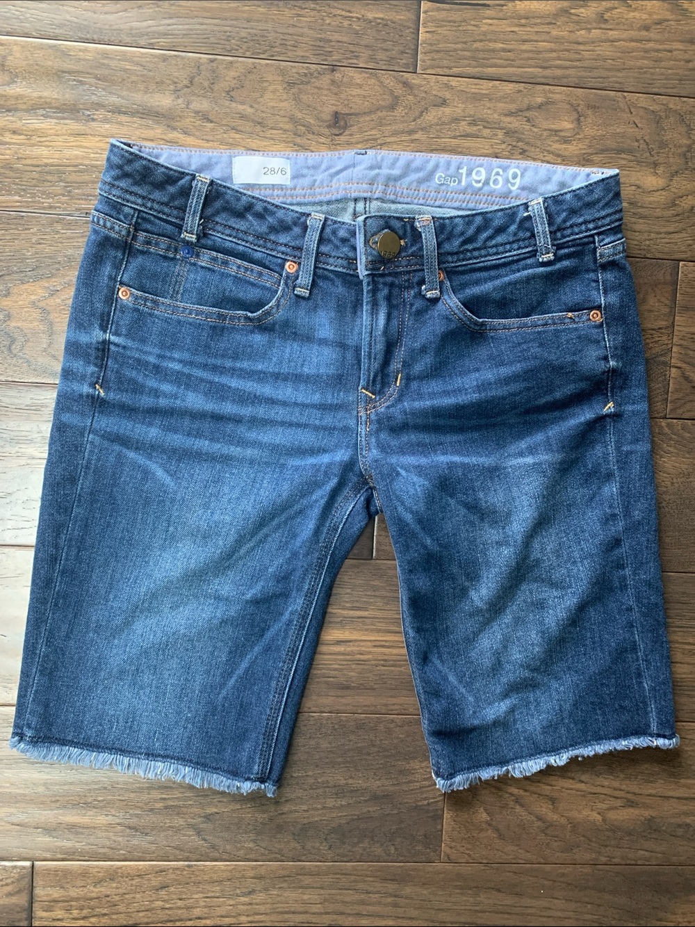 GAP 1969 Elegant Women’s Indigo Blue Denim Bermuda Shorts.Pre-Owned. Size: 28/6.